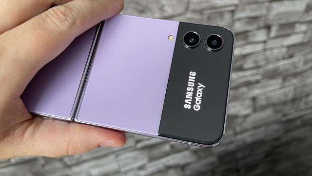 <b>Samsung Galaxy Z Flip4: Conectivitate ca la carte, cu WiFi 6, 5G, NFC și Bluetooth 5.2</b>Samsung Galaxy Z Flip4 vine echipat cu de toate la nivel de conectivitate și lista începe cu 5G, WiFi 6, Bluetooth 5.2 (A2DP, LE), NFC, USB Type-C 2.0, USB On-the-Go și continuă cu A-GPS, GLONASS, GALILEO, BDS. Există și suport pentru Samsung