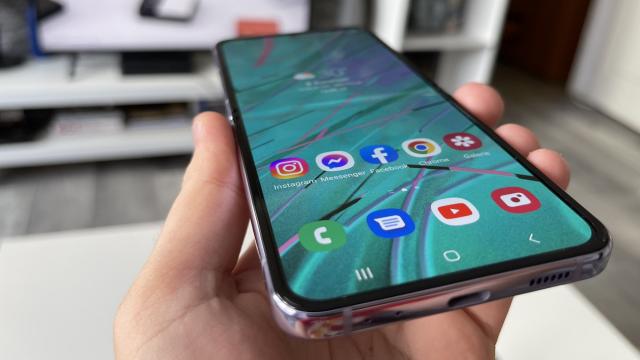 <b>Samsung Galaxy Z Flip4: OneUI 4.1.1 la posturi, cu multe customizări și mod Light pentru sporit autonomia</b>Samsung livrează pe noile sale smartphone-urile pliabile versiunea OneUI 4.1.1 (bazat pe Android 12), un software care ne aduce cu un pas mai aproape de release-ul 5.0 bazat pe Android 13 și care include soluții prin care utilizatorii 