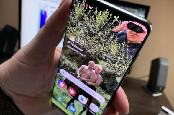 Samsung Galaxy S10+ wallpaper cu decupaj potrivit cu camera selfie: IMG_4048.jpg