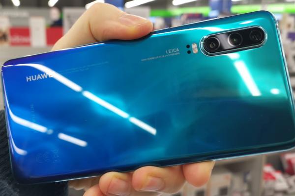 Huawei P30 hands-on review: mai mic, mai comod, sexy pe nuanţa Aurora + zoom-ul de până la 30X pus la treabă (Video)