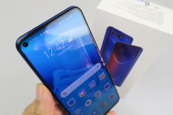 Honor View 20 Unboxing: pionierul camerelor selfie decupate în ecran este aici, cu procesor Kirin 980 (Video)