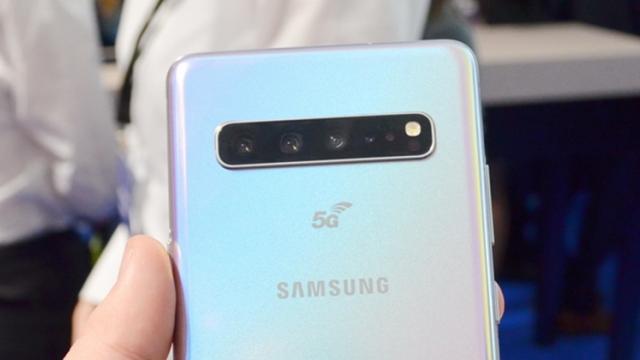 <b>Samsung dezvăluie suma la care va fi vândut Galaxy S10 5G pe piața din Coreea de Sud</b>Pe lângă smartphone-ul pliabil Galaxy Fold, mai așteptăm debutul unui alt smartphone Samsung la fel de interesant și anume Galaxy S10 5G - acesta fiind primul device mobil din portofoliul sud-coreenilor ce aduce suport 5G