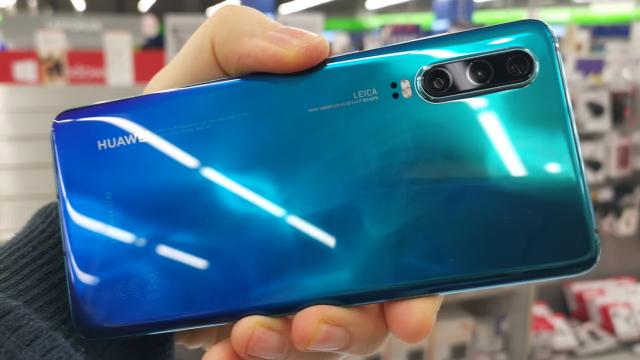 <b>Huawei P30 hands-on review: mai mic, mai comod, sexy pe nuanţa Aurora + zoom-ul de până la 30X pus la treabă (Video)</b>După ce am luat contact cu Huawei P30 Pro fix în ziua anunţării sale, am purces iarăşi la Media Galaxy Iris Titan, pentru că văzusem că îl au şi pe P30 pe o nuanţă mai fistichie expus la stand. Pe P30 Pro l-am analizat pe negru, dar pe P30 îl vedem pe..