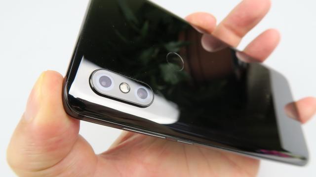 <b>Xiaomi Mi Mix 3: Camera excelentă chiar și în condiții de sub 0°C</b>Xiaomi Mi Mix 3 ne-ar fi fost de vreo 2 ori mai uşor de testat dacă l-am fi testat şi pe Xiaomi Mi 8 înainte. Nu de alta, dar are fix aceleaşi camere în spate. În faţă lucrurile sunt ceva mai interesante, pentru că primim două camere pe acel mecanism..