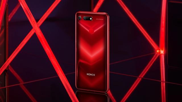<b>Honor anunță un parteneriat strategic cu eMAG; Aduce la vânzare în exclusivitate modelele View 20 Moschino și Honor 10 Lite</b>Începutul săptămânii vine și cu noutăți din partea celor de la Honor, brand prezent oficial pe piața din România care anunță astăzi încheierea unui nou parteneriat strategic cu cei de la eMAG. Astfel produsele din portofoliul companiei 