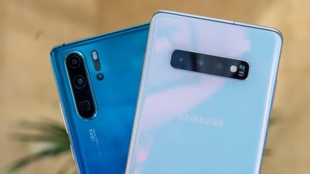 <b>Huawei P30 Pro versus Samsung Galaxy S10+, iPhone XS Max într-o comparaţie a bateriilor intens solicitate (Video)</b>După o comparaţie foto între Huawei P30 Pro, Samsung Galaxy S10+ şi iPhone XS Max realizată de Mrwhosetheboss, acum YouTuberul revine cu o comparaţie foarte detaliată şi pentru bateriile acestor telefoane