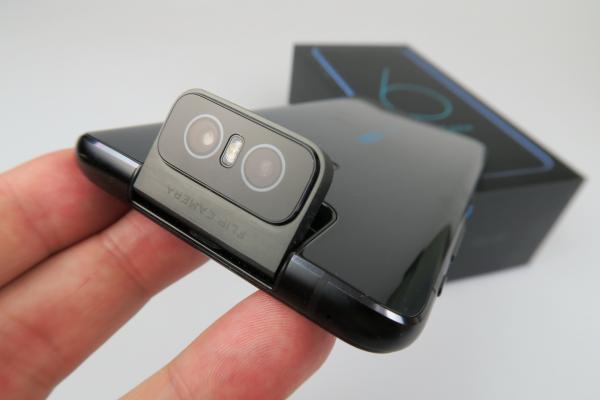 ASUS ZenFone 6 Unboxing: scoatem din cutie primul telefon cu cameră rabatabilă care are sens (Video)
