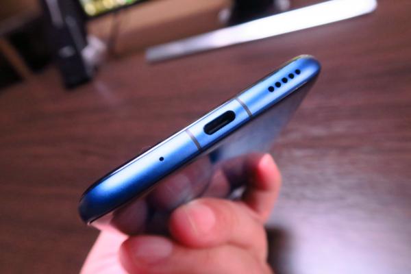 Honor View 20: Acustică cu difuzor singular, dar cu paleta completă de note muzicale