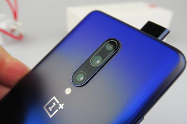 OnePlus 7 Pro Unboxing: OnePlus intră în liga băieţilor mari, cu un ecran uriaș, multe camere versatile (Video)