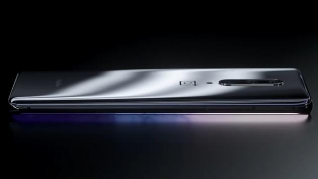 <b>Preț și disponibilitate OnePlus 7 Pro în România</b>Chinezii de la OnePlus ne-au surprins în acest an prin lansarea a 2 flagship-uri pe piață și nu a unui singur model precum se întâmpla în trecut, fiind vorba acum despre duo-ul compus din OnePlus 7 și OnePlus 7 Pro