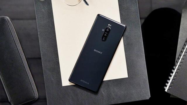 <b>Preț și disponibilitate Sony Xperia 1 în România</b>După o lungă perioadă de așteptare iată că într-un final smartphone-ul Sony Xperia 1 poposește și pe plan local, asta la câteva luni distanță de la prezentarea oficială ce a avut loc în cadrul târgului MWC 2019