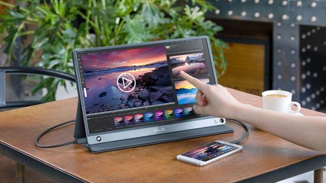 <b>Computex 2019: ASUS ZenScreen Touch este un monitor extern pentru extra productivitate</b>Show-ul tech Computex 2019 a debutat în Taipei în această săptămână, iar cel mai important nume de acolo este cu siguranţă ASUS. Asta pentru că gigantul taiwanez a împlinit 30 de ani şi îi aniversează la acest eveniment