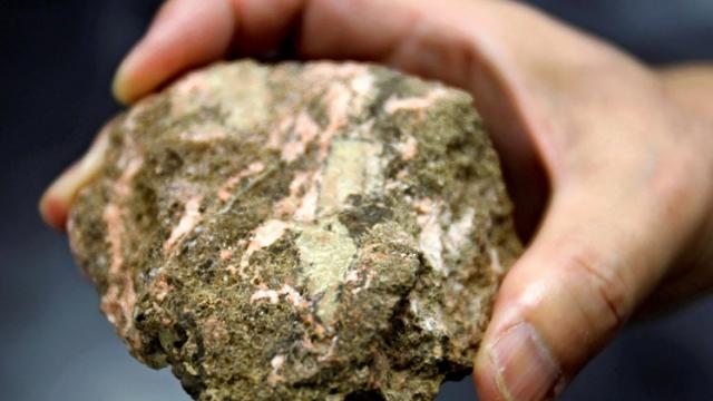 <b>China contra-atacă, ameninţă SUA cu privire la pământurile rare (lantanide) pe care i le exportă; SUA are deja alternative</b>Ultima săptămână a adus numai lovituri date de Guvernul american celor de la Huawei şi implicit şi statului chinez. China a răspuns doar cu pasivitate, plus câteva taxe în plus la produsele aduse din SUA