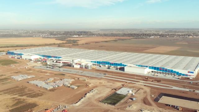 <b>eMAG pune la vânzare uriașul depozit de 120.000 metri pătrați pe care îl inaugura pe final de 2018</b>Weekend-ul ne aduce și vești interesante de pe plan local, gigantul retailer eMAG având în plan vânzarea celui mai mare depozit din sud-estul Europei. Este vorba despre construcția inaugurată pe