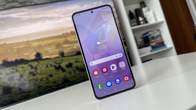 <b>Samsung Galaxy A35: OS, UI și aplicații</b>Samsung a adus atât pe Galaxy A55, cât și pe fratele său mai mic Galaxy A35, interfața One UI 6.1 aplicată desigur peste Android 14, iar la auzul acestei vești te-ai fi așteptat ca software-ul să includă și bunătățile AI pe care le-ai văzut 