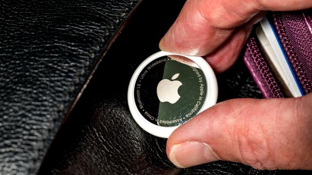 <b>Combaterea urmăririi neautorizate; Apple și Google au dezvoltat un standard comun pentru detectarea trackerelor nedorite</b>Apple și Google au introdus o funcționalitate comună pentru combaterea trackerelor Bluetooth nedorite. Această nouă caracteristică, parte a unei inițiative îndelungate, va ajuta utilizatorii să fie conștienți când sunt urmăriți prin dispozitive de acest..