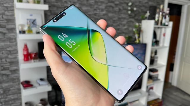 <b>Infinix Note 40 Pro 4G: Display peste așteptări de luminos, curbat, AMOLED și 120Hz</b>Încă de la prima privire vei știi că punctul forte al lui Infinix Note 40 Pro 4G este ecranul și pe bună dreptate, pentru că e capitolul la care nu s-au făcut sacrificii. Ce înseamnă asta este că primim un panou AMOLED generos de 6.78 inch 