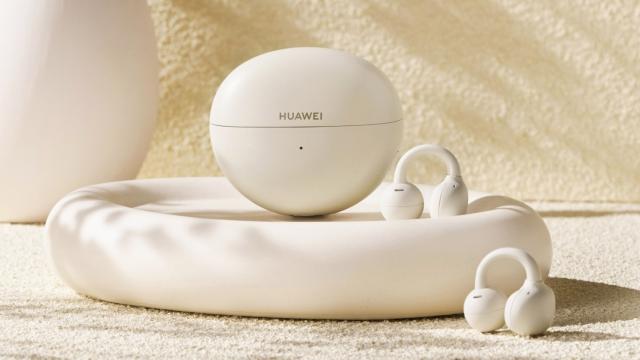 <b>Căștile open-ear HUAWEI FreeClip sunt disponibile acum și în variantă Beige; Iată un cod promo ce îți aduce extra-discount la achiziție</b>Printre cele mai noi produse lansate de către HUAWEI în ultimele luni regăsim căștile cu design open-ear HUAWEI FreeClip. Ele au un aspect axat pe fashion și confort, dar și tehnologie ce asigură o experiență audio de top. Ei bine, începând de azi căștile