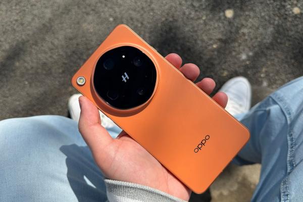 OPPO Find X9 Ultra: Design premium all-around, cu accent pe camera foto impunătoare din spate