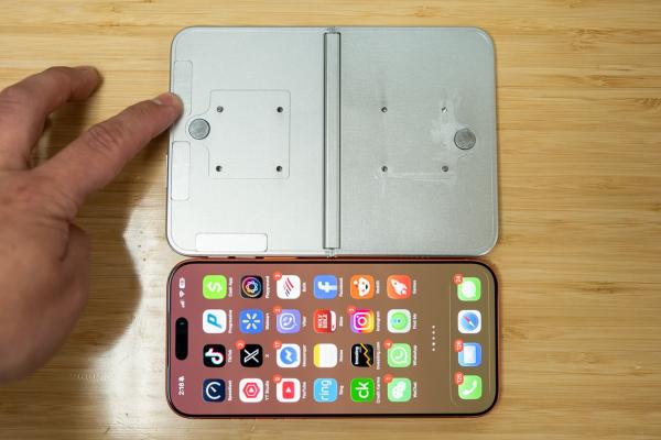iPhone Ultra apare în noi machete dummy și e comparat cu iPhone 18 Pro / Pro Max și iPad Mini