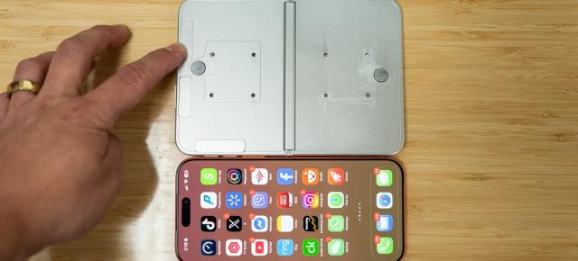 iPhone Ultra apare în noi machete dummy și e comparat cu iPhone 18 Pro / Pro Max și iPad Mini