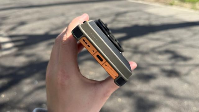 <b>OPPO Find X9 Ultra: Cea mai mare baterie de pe un flagship cameraphone, un monstru al playback-ului video</b>La interiorul lui OPPO Find X9 Ultra am descoperit o baterie uriașă de 7050 mAh și Si/C desigur. Este cu aproximativ 1000 mAh peste bateria predecesorului și OPPO ne spune că este cea mai mare baterie integrată vreodată