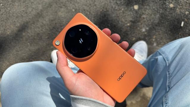 <b>OPPO Find X9 Ultra: Design premium all-around, cu accent pe camera foto impunătoare din spate</b>Seria Ultra de la OPPO a însemnat întotdeauna un accent pus pe capabilitățile foto, iar așa stau lucrurile și acum pe modelul OPPO Find X9 Ultra. Avem un design inspirat de cameră, un look Master Lens Hasselblad. Modelul pe gri