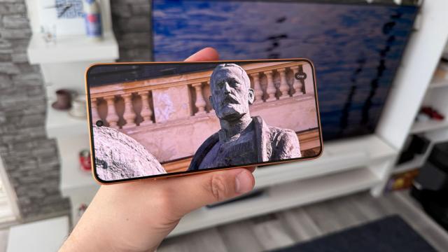 <b>OPPO Find X9 Ultra: Display grandios pe care savurezi conținutul produs de ineditul setup foto </b>În cazul lui OPPO Find X9 Ultra nu e loc de compromisuri, nici măcar atunci când vine vorba de ecran și avem despre ce vorbi la acest capitol. OPPO a optat pentru un panou OLED cu diagonală de 6.82 inch ce oferă rezoluție de 3186