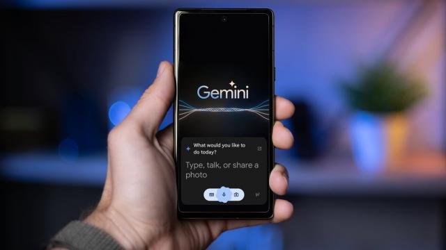 <b>Google ar putea înlocui Google Assistant cu Gemini; compatibilitate incertă pentru dispozitivele cu memorie RAM redusă</b>Google pare pregătit să renunțe la Assistant Go, versiunea simplificată a asistentului dedicată telefoanelor mai slabe, iar în locul său ar putea veni Gemini, noul AI pe care compania îl promovează agresiv. Indicii clare au fost descoperite în codul 
