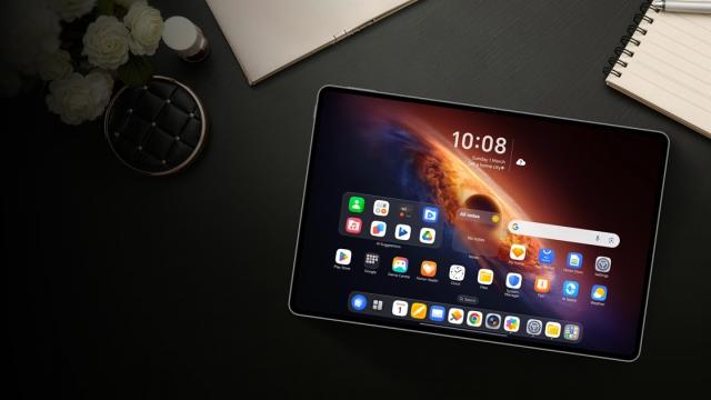 <b>Tableta HONOR MagicPad 4 este disponibilă în România; Ecran OLED 165Hz, funcții AI și experiență apropiată de laptop într-un format subțire</b>După ce am văzut-o la evenimentul MWC 2026, în Barcelona, iată că HONOR MagicPad 4 a ajuns și în România, confirmând tendința tot mai clară de a aduce performanța de tip PC într-un format extrem de portabil