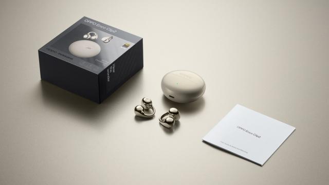 <b>OPPO a lansat Enco Clip 2 cu design diferit; Căști open-ear de 5,2 grame cu titan adaptiv și autonomie de până la 40 de ore</b>OPPO continuă să experimenteze în zona audio și aduce pe piață noile OPPO Enco Clip 2, lansate oficial pe 21 aprilie 2026. Modelul se remarcă printr-un design diferit de tot ce vedem în mod obișnuit la căștile wireless, fiind construit în stil open-ear