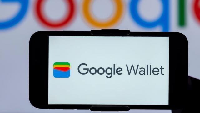 <b>Update util pentru Google Wallet: Funcția „Live Updates” arată statusul zborurilor în timp real pe Android</b>Aplicația Google Wallet primește o actualizare utilă pentru cei care călătoresc frecvent, aducând suport pentru funcția „Live Updates” din ecosistemul Android. Noua opțiune permite urmărirea zborurilor în timp real direct de pe ecranul telefonului