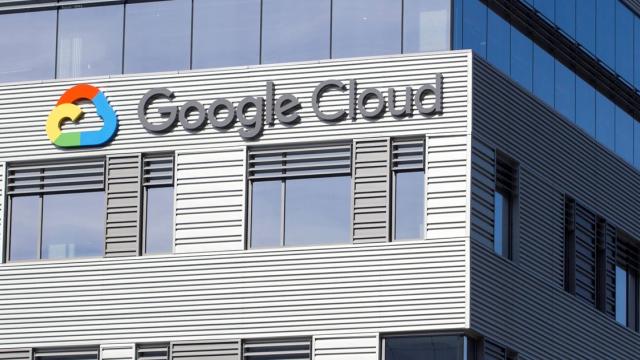 <b>Google anunță un fond de 750 de milioane de dolari pentru agenți AI; Companiile enterprise primesc suport și modele Gemini</b>Google face un pas important în zona enterprise, anunțând un fond de 750 de milioane de dolari prin Google Cloud pentru a accelera adoptarea de agenți AI - sisteme capabile să execute sarcini în mod autonom, fără intervenție constantă umană