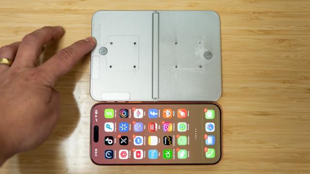 <b>iPhone Ultra apare în noi machete dummy și e comparat cu iPhone 18 Pro / Pro Max și iPad Mini</b>Primele imagini neoficiale cu viitorul iPhone pliabil de la Apple au apărut recent online, oferind o perspectivă mai clară asupra designului și dimensiunilor dispozitivului. Modelul, despre care se crede că va fi lansat sub numele de iPhone Ultra