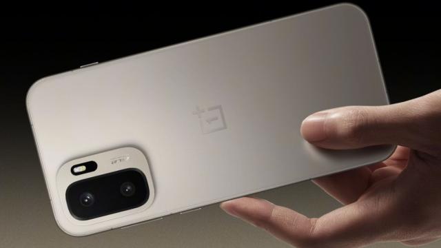 <b>  OnePlus Ace 6 Ultra apare în imagini oficiale înainte de debut; Design Metal Storm și focus pe gaming</b>OnePlus se pregătește să lanseze noul OnePlus Ace 6 Ultra pe 28 aprilie, iar înainte de debut, în online au apărut noi fotografii oficiale care pun în evidență designul final al dispozitivului. Accentul cade pe varianta de culoare „Metal Storm”