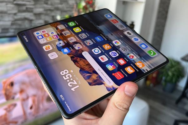 HUAWEI Mate X6: Display-uri superbe, mari și arătoase, plus un panou extern pe locul 1 ca luminozitate
