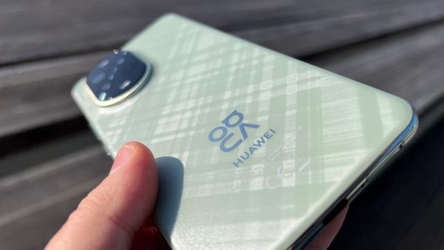 <b>HUAWEI nova 13 Pro: Design rafinat, dar încă aventuros, ergonomie de Pura</b>Huawei nova 13 Pro a luat o parte din estetica seriei Pura 70 şi o parte din estetica seriei nova şi le-a fuzionat cu inspiraţie. Rezultatul e la fel de comod şi ergonomic ca un Pura, solid construit şi încă păstrează abordarea fashion