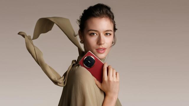 <b>Preț și disponibilitate HUAWEI Mate X6 în România (extra reducere + smartwatch cadou)</b>De astăzi îl avem disponibil local și pe HUAWEI Mate X6, smartphone pliabil cu talie de doar 4.6 mm atunci când este extins și cu cea mai completă cameră din rândul pliabilelor de tip carte. L-am scos deja din cutie, iar acum 