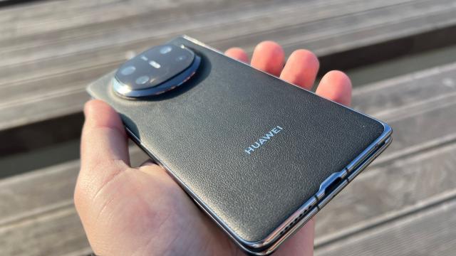 <b>HUAWEI Mate X6: Hardware-ul actualizat cu procesor nou, display-uri mai mari și camere noi periscop + ultra-wide</b>HUAWEI Mate X6 se ține bine în urma rivalilor din segment chiar și în ciuda interdicțiilor SUA, dar performanța nu este chiar de flagship 2025. Poate cu un an în urmă mai degrabă. Pe acest model ne încântă un procesor octa-core Kirin 9020 