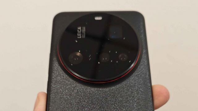 <b>Xiaomi 15 Ultra: Variante de culoare și memorie confirmate înainte de debutul global</b>Xiaomi pregătește lansarea globală a modelului Xiaomi 15 Ultra, iar noi informații despre variantele de stocare și culori au apărut înainte de anunțul oficial. Pare că flagship-ul sosește undeva în luna februarie în China, iar varianta globală ar putea