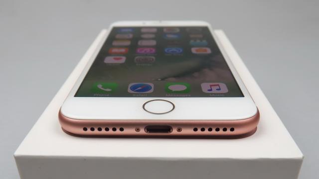 <b>iPhone 7: Multimedia excelentă, în sfârşit stereo</b>Apple iPhone 7 a devenit controversat prin renunţarea la jackul audio, dar Apple insistă că acesta e viitorul şi dacă ne luăm după numărul mare de device-uri cu această abordare, firmă din Cupertino are dreptate. Primim la pachet căşti EarPods..