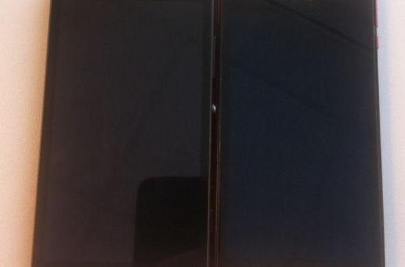 Sony Xperia SP surprins În noi imagini hands on, comparație cu Xperia V: sony_xperia_sp_v_xperia_v_1.jpg