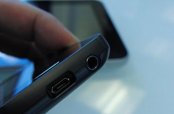 Noi imagini cu Samsung Wave 7320 si specificatiile complete, disponibile aici!: samsung_wave_s7320_5.jpg