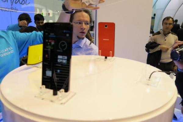 MWC 2013: Alcatel produce și tablete! Iată un hands on cu Alcatel One Touch Tab 7HD (Video)