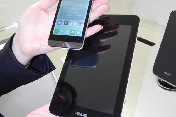 ASUS PadFone Mini (Intel) hands on preview: Padfone-ul pentru publicul de masă, noul Zen UI cucerește (Retro MWC 2014 - Video)