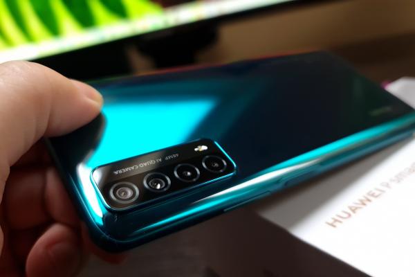 Huawei P smart 2021 Unboxing: telefonul cu nuanţă cool pentru puştani, generos ca baterie