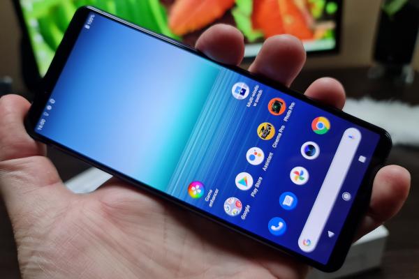 Sony Xperia 5 II Unboxing: un telefon compact şi îngust "înarmat" cu optica lui Xperia 1 II + Sony Alpha