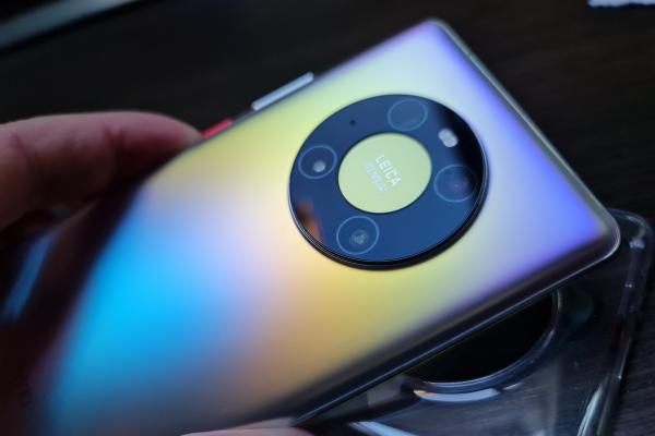 Huawei Mate 40 Pro: Design care ţi se imprima pe retină, cu camera Space Ring