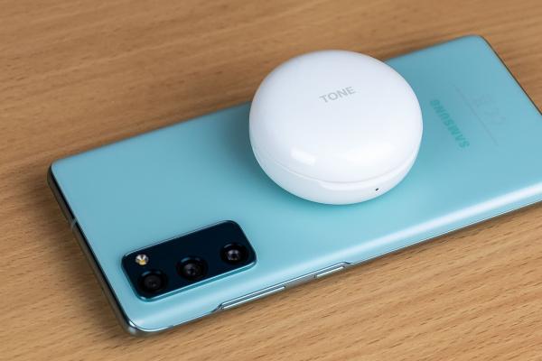 LG Tone Free FN6 Review: Căști true wireless cu accent pe sunet de calitate și un extra la capitolul igienă