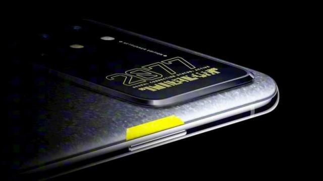 <b>OnePlus 8T Cyberpunk 2077 Edition vine pe 2 noiembrie și are un modul foto alungit în spate (Teaser)</b>În cadrul evenimentului de lansare OnePlus 8T compania chineză a dezvăluit și un parteneriat neașteptat cu CD Project Red, creatorul celebrului joc The Witcher și a noului titlu intitulat Cyberpunk 2077